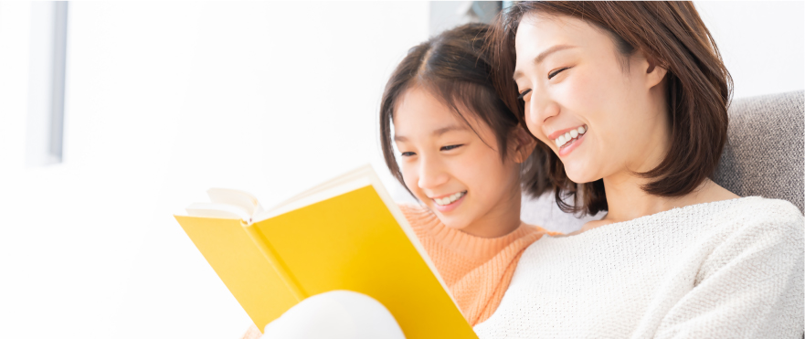 冊子と笑顔の女性