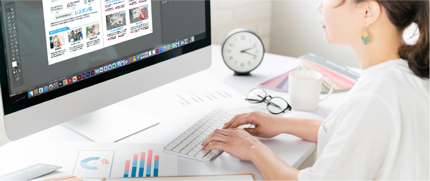 PCで紙面をデザインする女性