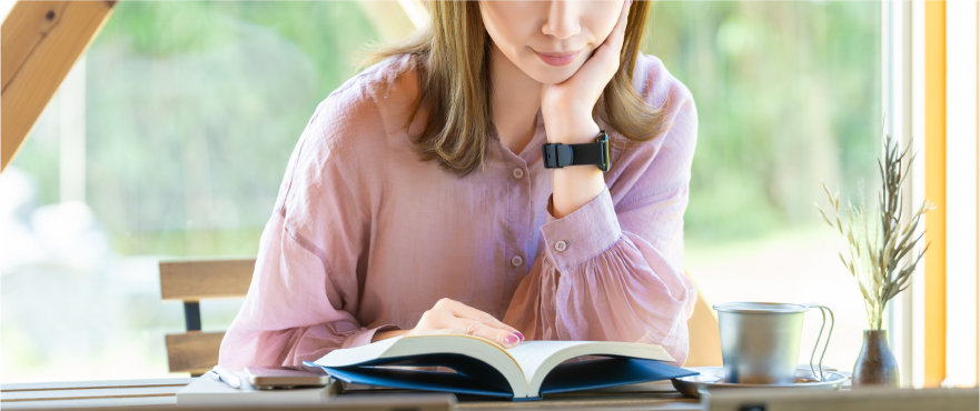 冊子を眺める女性