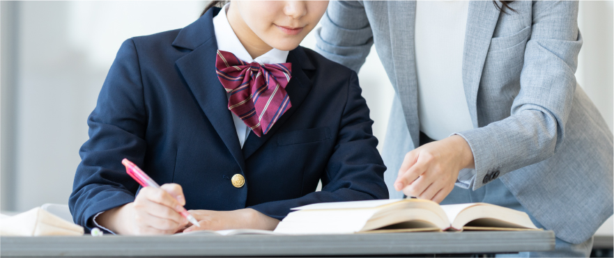 問題を解く生徒と先生