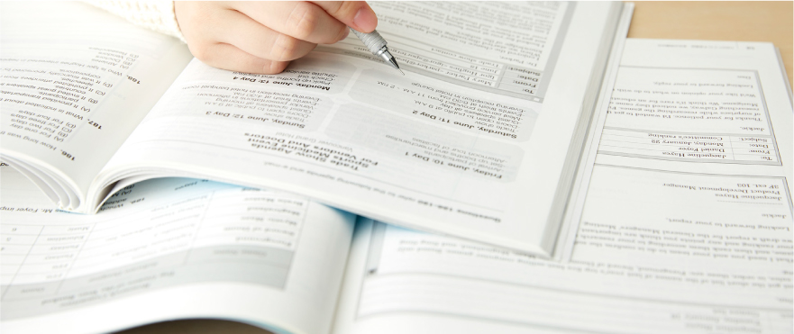 テキスト冊子に記入する様子